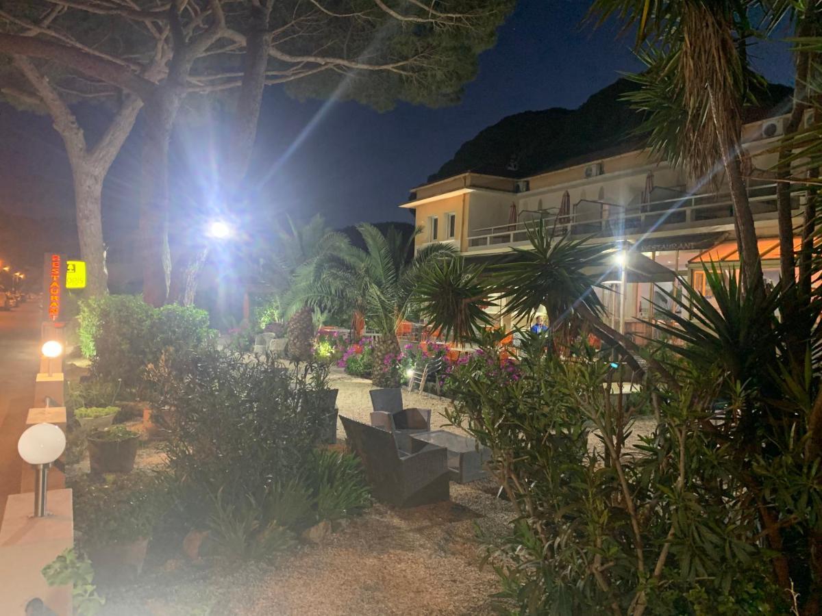 Logis Hotel Restaurant Le Kalliste イエール エクステリア 写真