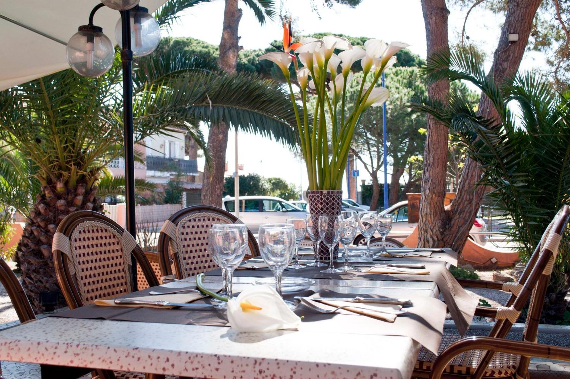 Logis Hotel Restaurant Le Kalliste イエール エクステリア 写真